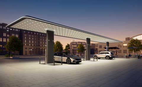 mercedes benz kündigt globales marken high power charging netzwerk an die mercedes benz charging hubs werden sich in wichtigen städten und ballungszentren in der nähe von hauptverkehrsadern und verkehrsgünstigen einzelhandels und dienstleistungsstandorten einschließlich mercedes benz händlerstandorten befinden mercedes benz to launch global branded high power charging network the mercedes benz зарядные станции будут расположены в ключевых городах и городских населенных пунктах, недалеко от основных артерий, удобных торговых и сервисных центров, включая дилерские центры Mercedes Benz.